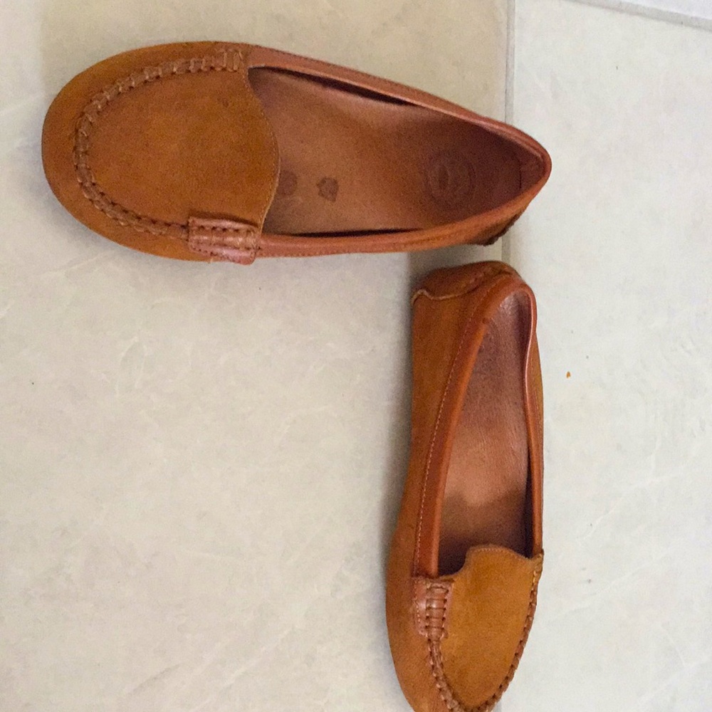 Selling a old shoe but stylish for the elderlys.